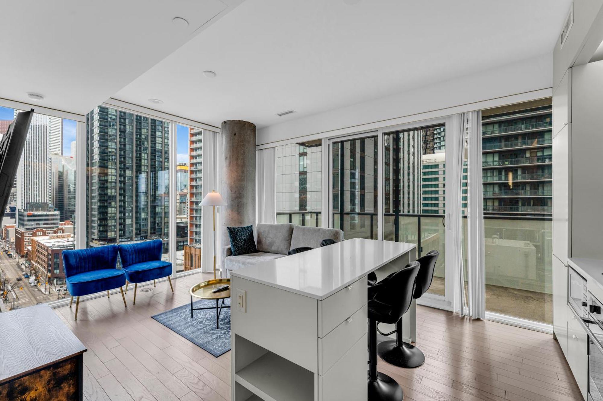 DOWNTOWN SKYLINE SUITES ··· Ontario, Toronto ··· Great Deals from $249